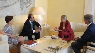 Un momento del encuentro entre el presidente del TSJ de Madrid y la presidenta de la Comunidad de Madrid, Cristina Cifuentes